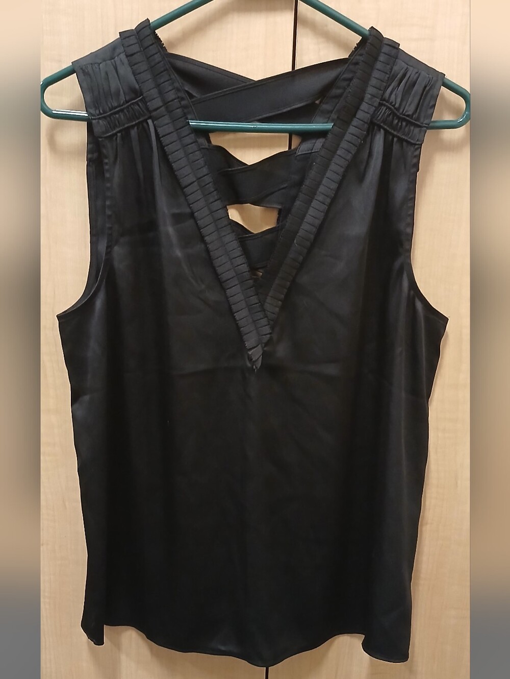 WHITE HOUSE-BLACK MARKET Sleeveless Cross-Back Top, Ladies Medium